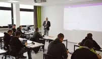 "Ein smarter Mix aus virtuellem, stundenplanmäßigen Live-Unterricht und Präsenzveranstaltungen, wenn es die Rahmenbedingungen der Pandemie zulassen, bietet allen Kursteilnehmern und Studierenden optimale Lern- und Lehrbedingungen", sagt Markus Johannes Zimmermann, der Geschäftsführer und Schulleiter der Dr. Eckert Akademie mit Sitz vor den Toren Regensburgs.